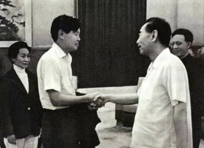 罕见老照片：1971年杨振宁和岳父母在北京