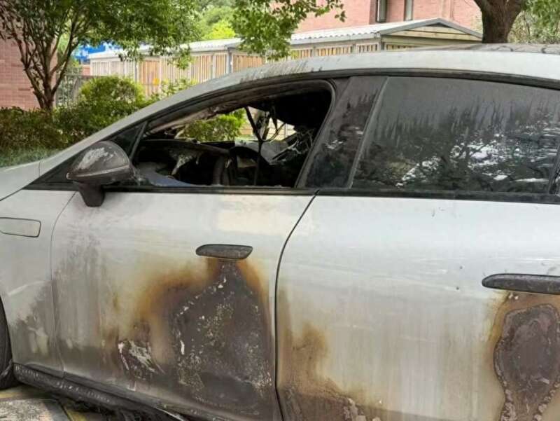 奔驰电动汽车充电结束后起火 殃及另两辆汽车