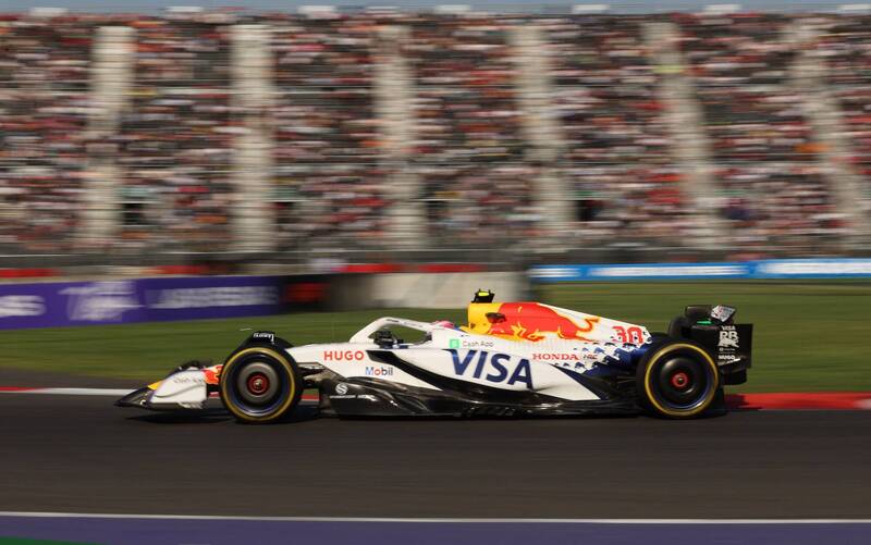 F1赛场惊险一刻！工作人员误闯赛道……