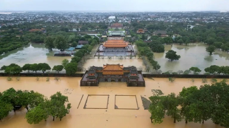 越南中部24小时降雨超过1米,近万人撤离避洪灾