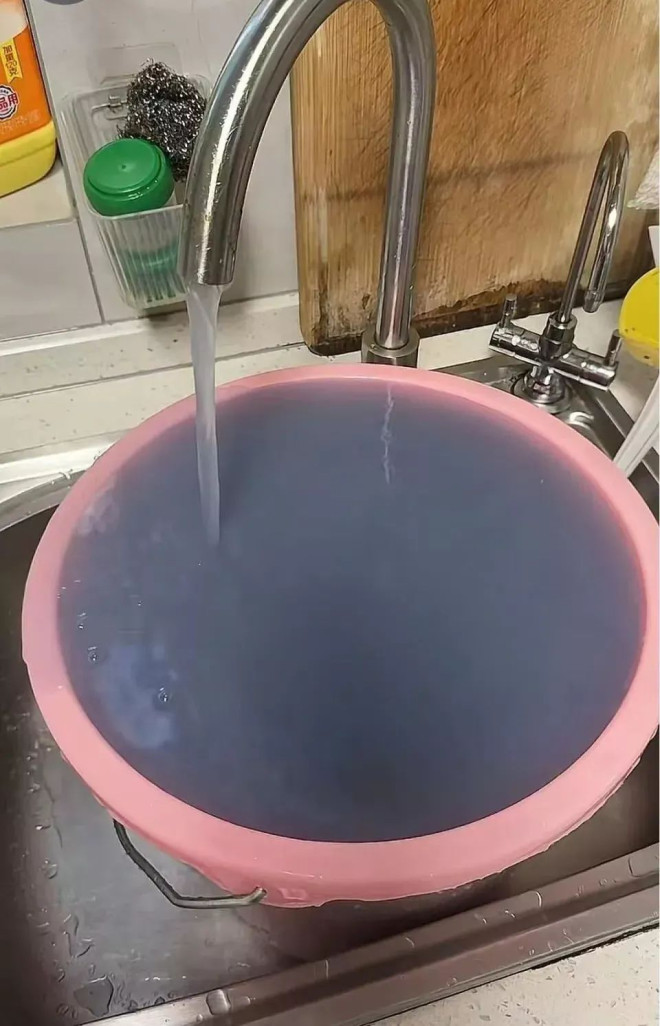 居民称自来水中有蓝色沉淀物 或为马桶洁厕灵回流