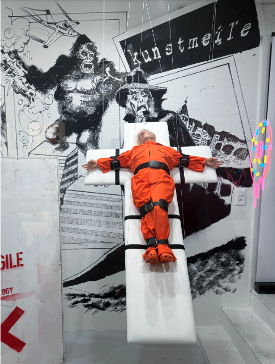 英國藝術家將川普「釘上十字架」