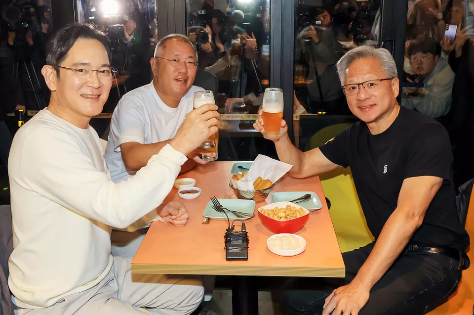 黄仁勋炸鸡啤酒会面背后：韩国欲跻身AI三大强国