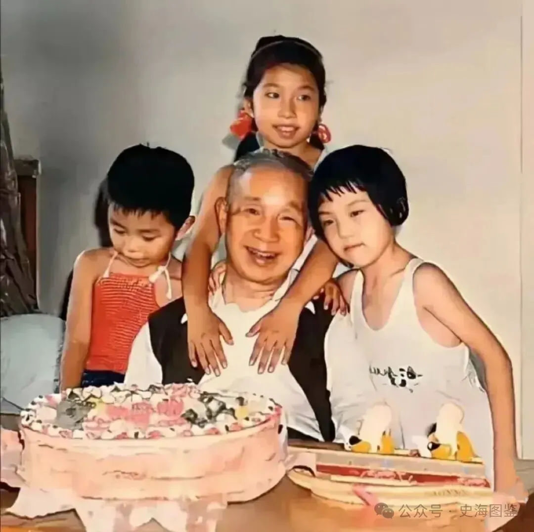 76歲的粟裕大將與孫輩們慶祝生日時的一幕