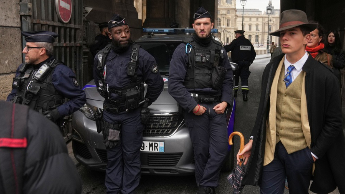 盧浮宮失竊案現場現「神秘帥哥」 身份竟是…