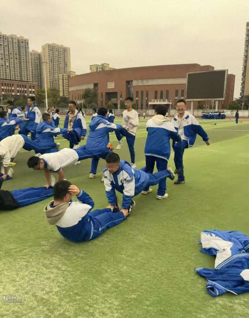 深蹲+高抬腿+平板支撐+仰卧起坐 學生:太坑了