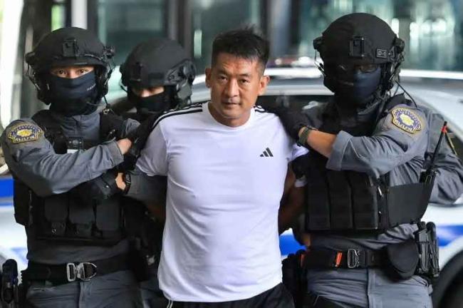佘智江登机前微笑 下飞机时双腿发软打颤