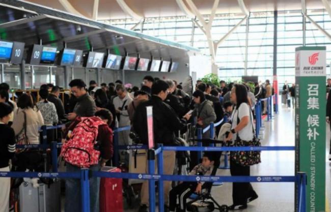 官方示警無效!中國飛日航班櫃檯大排人龍