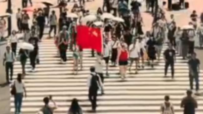 男子在东京市区挥舞五星红旗 结果…