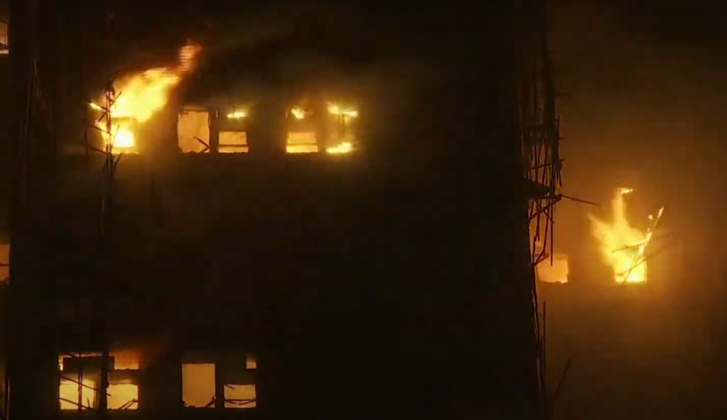 香港恶火13人亡！住户控工人鹰架旁抽烟 影片疯传