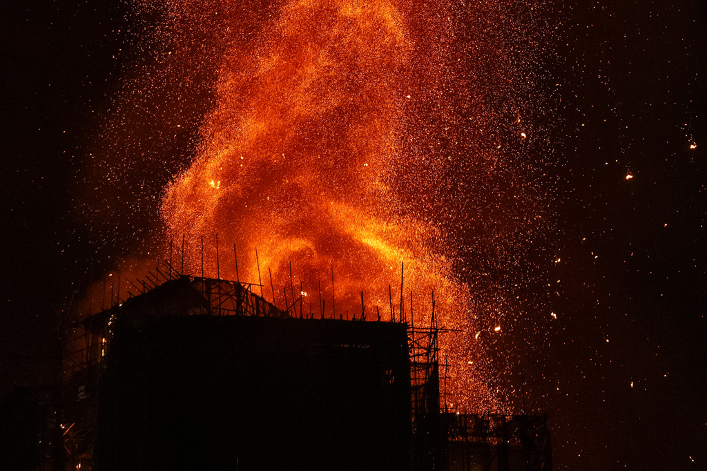 香港千户社区陷火海 住户痛批「处处是纸箱废料」