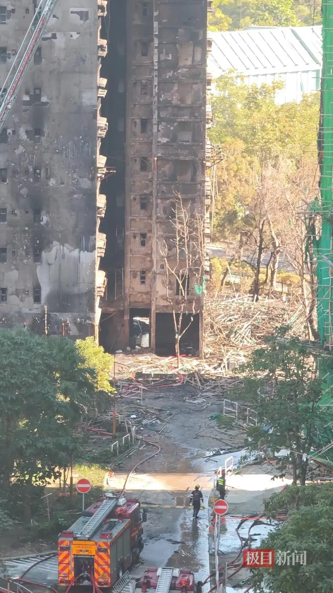 现场实拍：香港起火大楼楼体焦黑 棚网几乎被烧光