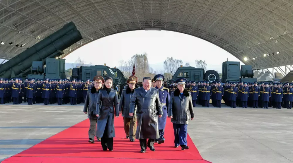 金正恩携女儿着“亲子装” 一同观看空军飞行表演