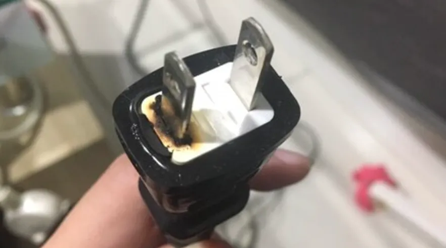 電器插頭冒出一陣「閃電」，還能繼續用嗎？