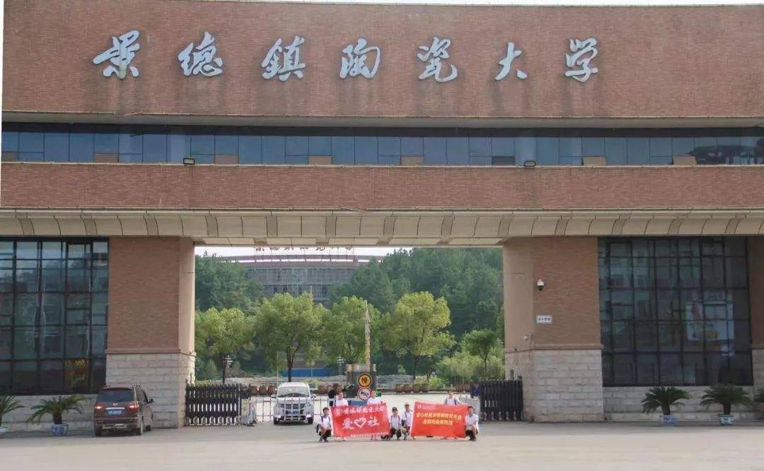 中国多所高校改革外语学院 外语专业批量停招