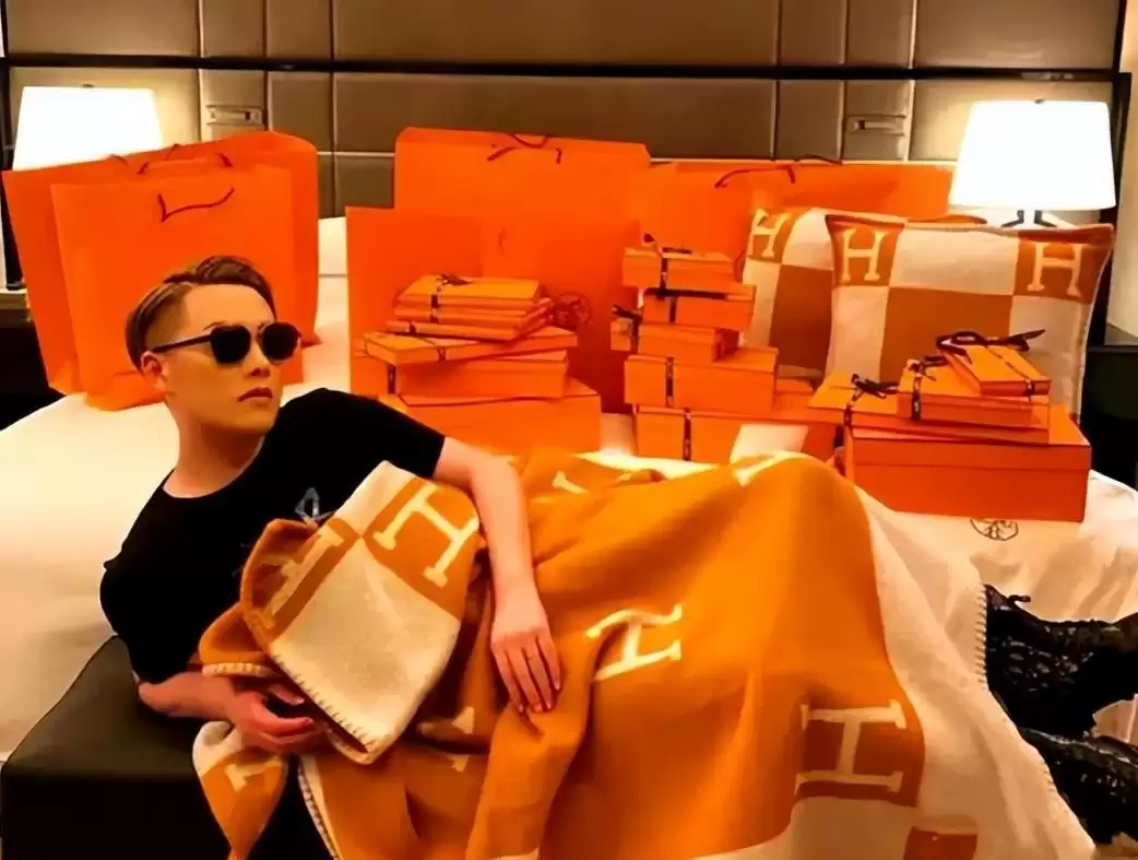 偷稅749萬 逃國外后又來「割內地韭菜」