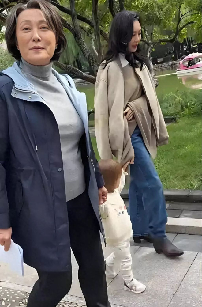 王鸥和妈妈牵着女儿散步, 女儿黄头发小眼睛