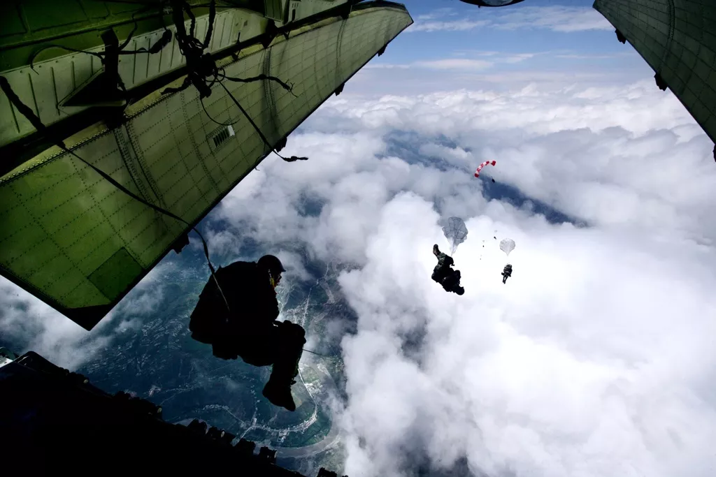 备战2027?乌媒曝中国秘购俄制军机武器 升级空降部队