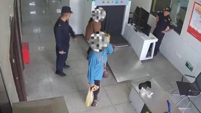 中国女子入境姿势怪异 裤子鼓起　海关一查 …