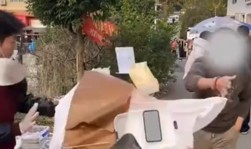 中国全网怒了！学生摆摊竟被商贩掀翻摊位