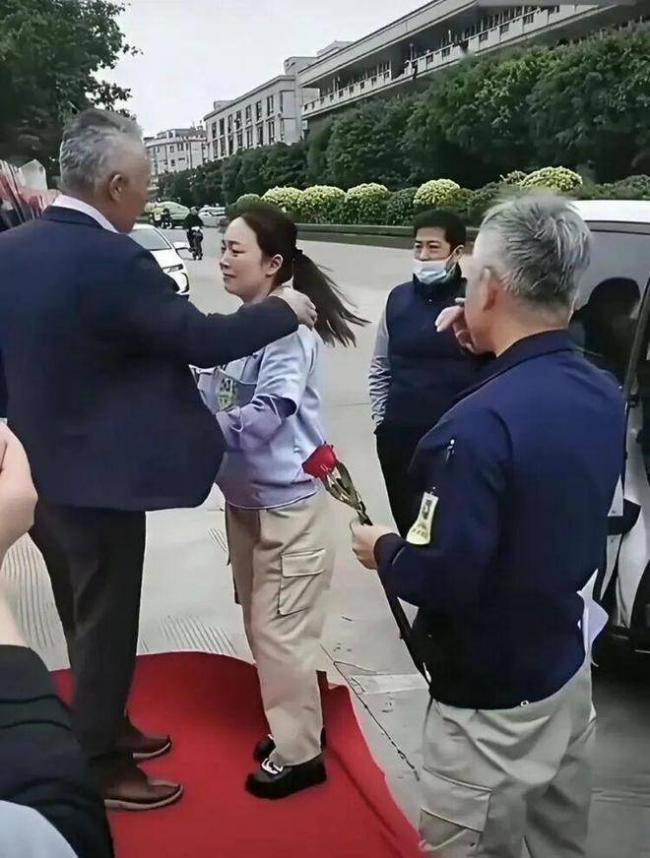中国员工列队送别日本总裁视频，网友集体破防