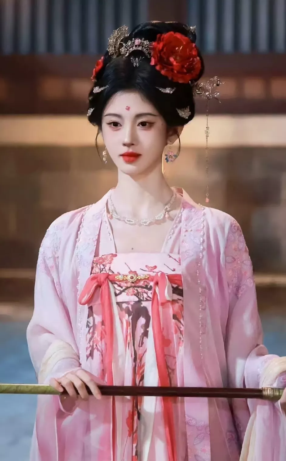 鞠婧祎被曝每月25万元固定工资，经纪公司回应