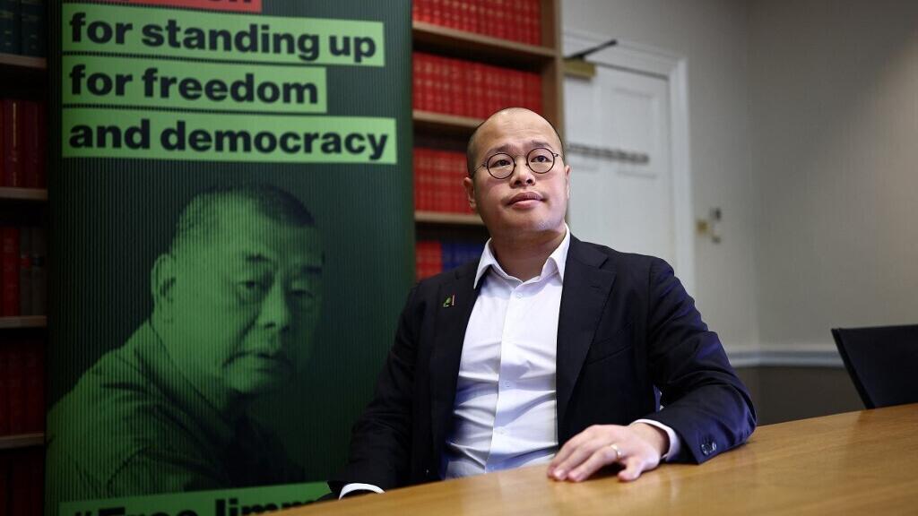 “岂有文章倾社稷，从来佞幸覆乾坤”