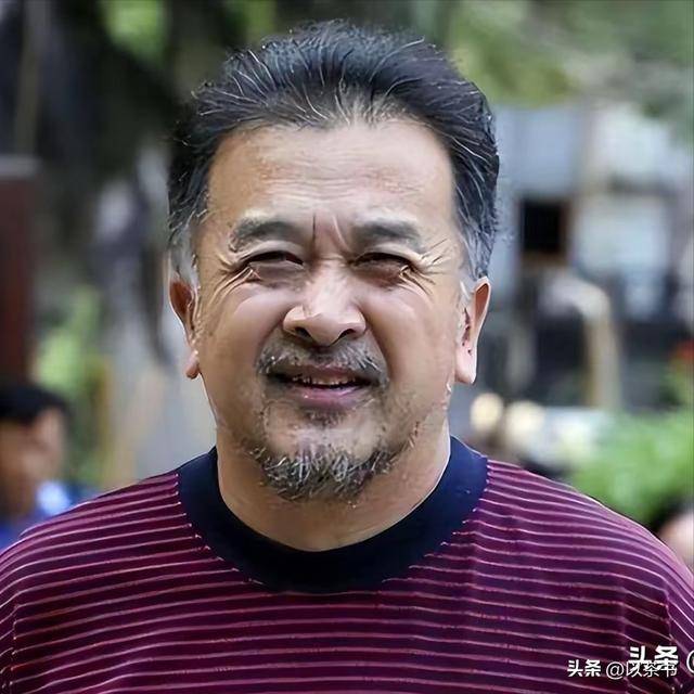 65岁黄宏现状：满脸胡渣住普通房，曾享少将军衔