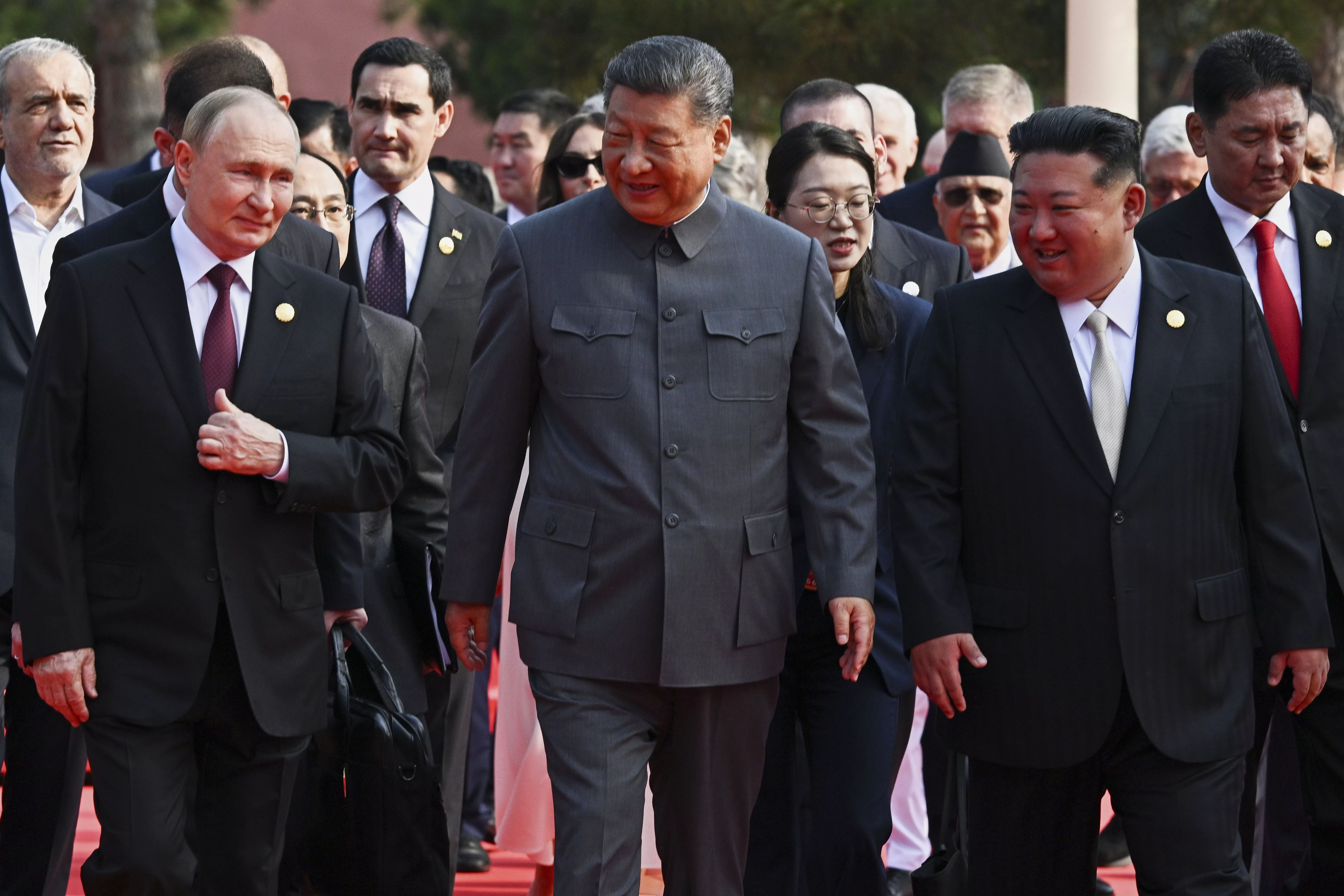 彭博:习近平2025外交大胜,明年下一步"与台有关"