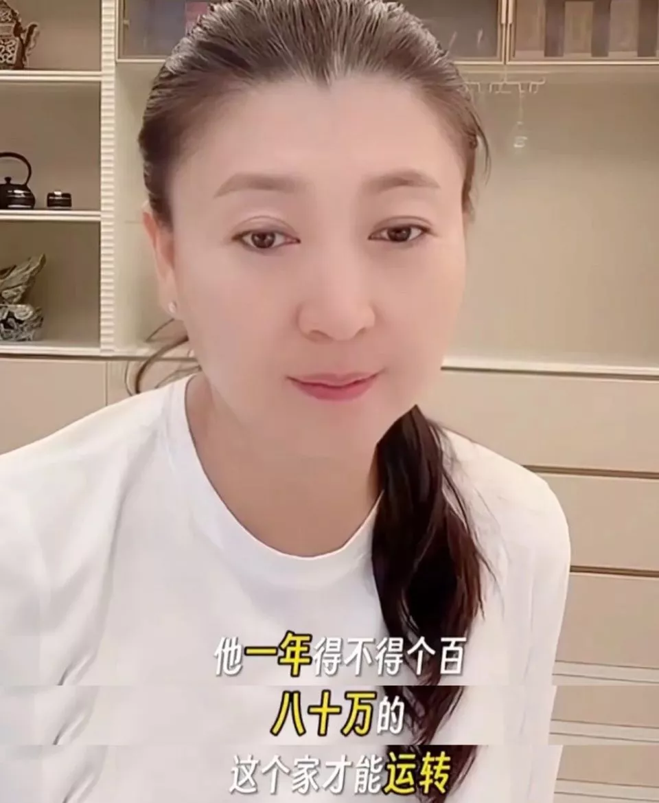 客厅大得能打球...哭穷的女星害惨啃老儿子