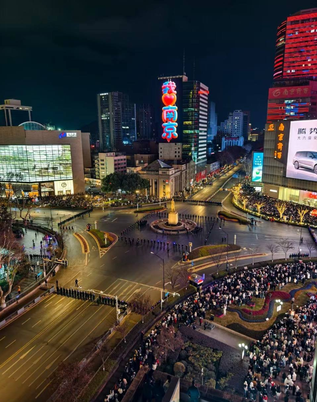 跨年夜，中国多个大城市现诡异一幕