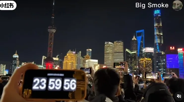 中国跨年夜万人倒数惊现这一幕！ 网：太尴尬