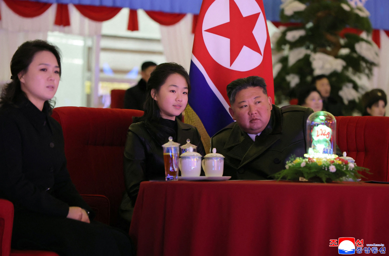 「捧脸亲吻」画面曝金正恩携爱女跨年互动超亲密