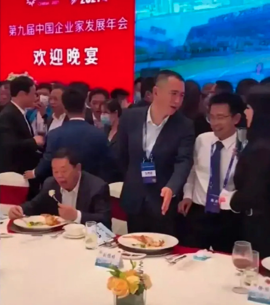 曹德旺一张饭局私照流出，打脸多少人