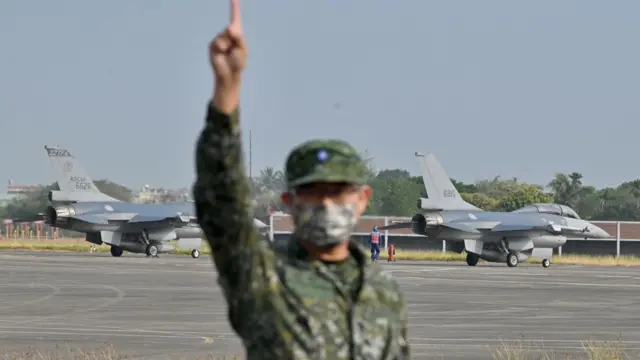 台湾再有F-16战机失事 飞行官坠海后生死未卜
