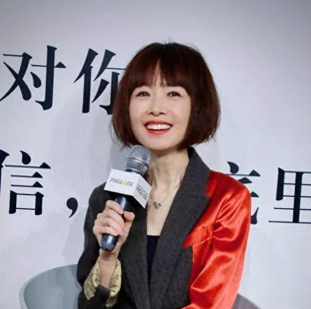 如今55岁胖出新宽度的鲁豫 变得更养眼了