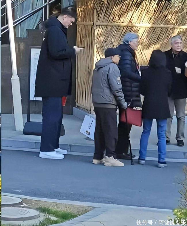 姚明陪父母探亲！发福的他被网友评“好乖巧”