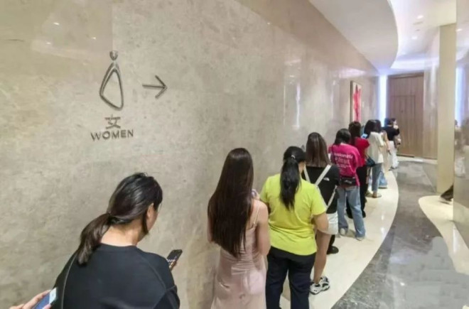 景区公厕，挤满悄悄崩溃的女性