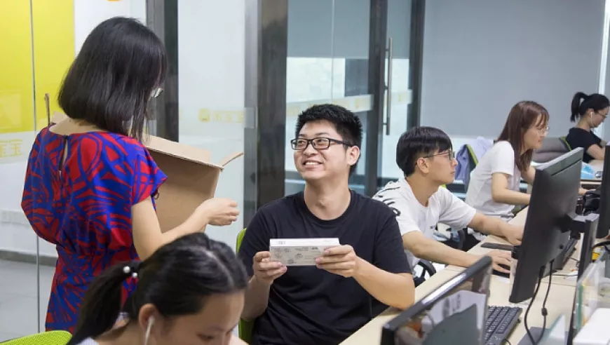 “初代同事”入选年度热词！你有“职场发小”吗?