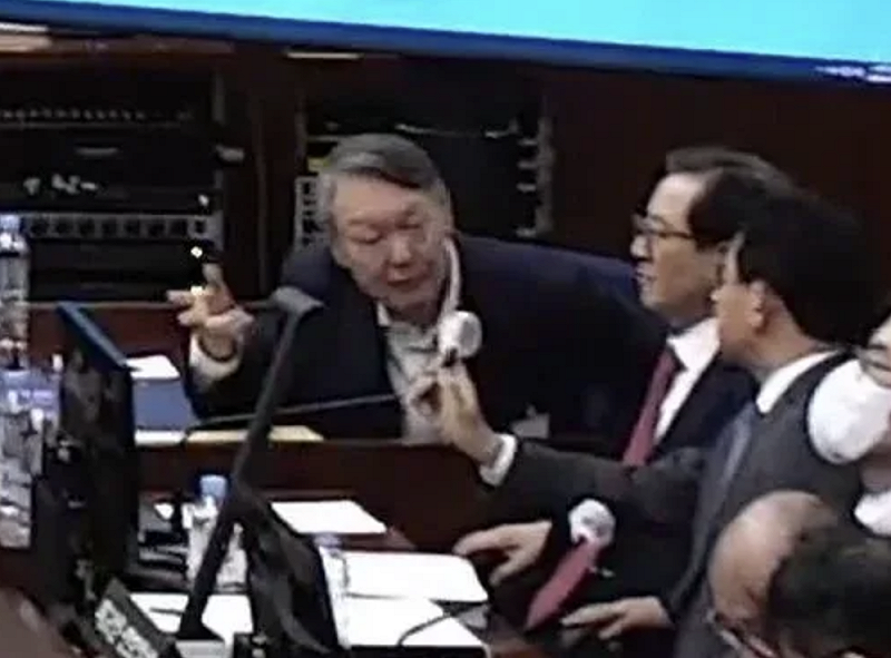 满脸涨红紧抓麦克风! 尹锡悦庭上陈述激辩89分钟