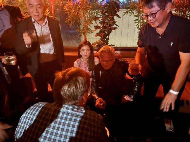 中共不惜对黄仁勋使出“美人计”？原来是她？