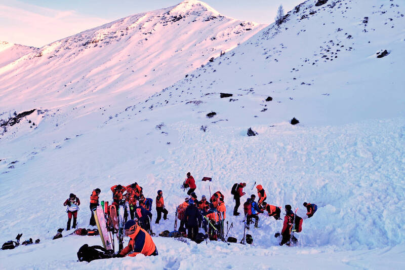 奥地利山区多处雪崩 增至8人丧命