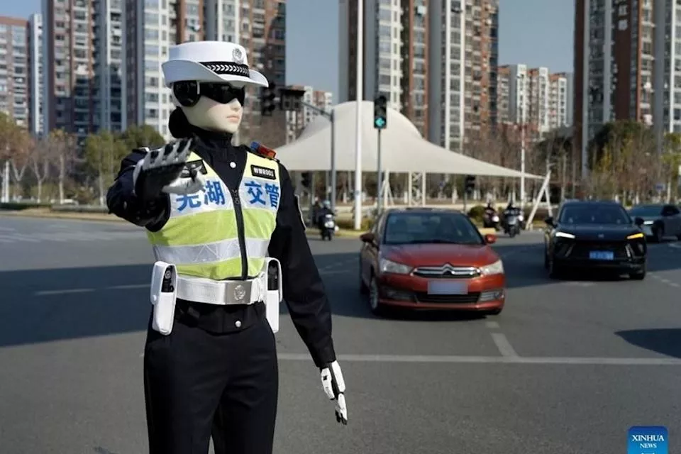 中国“金童玉女”AI交警吓坏网友：半夜能吓死