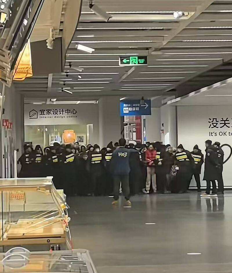 哈尔滨IKEA结业 卖场沦战场