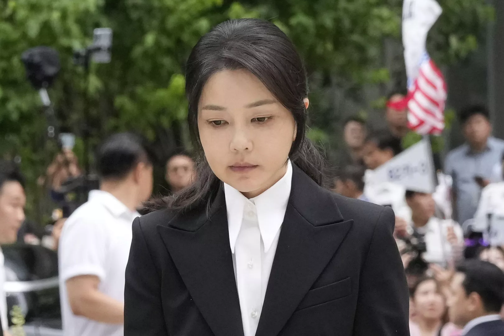 韩前总统夫人金建希炒股、收贿，一审判1年8个月