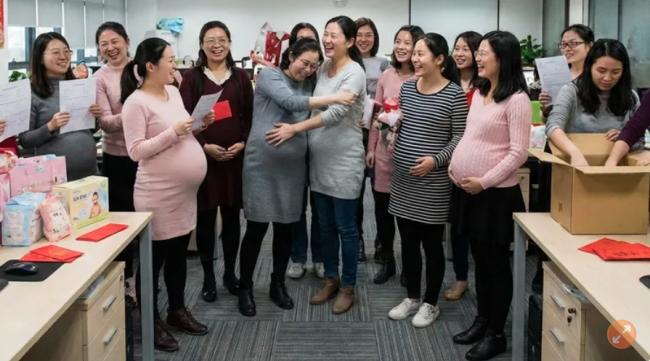 15人公司13名同事一起怀孕生产 还给加薪？结果…