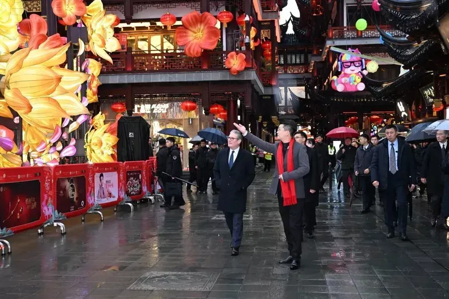 斯塔默游上海豫园，雨中漫步九曲桥、买小吃