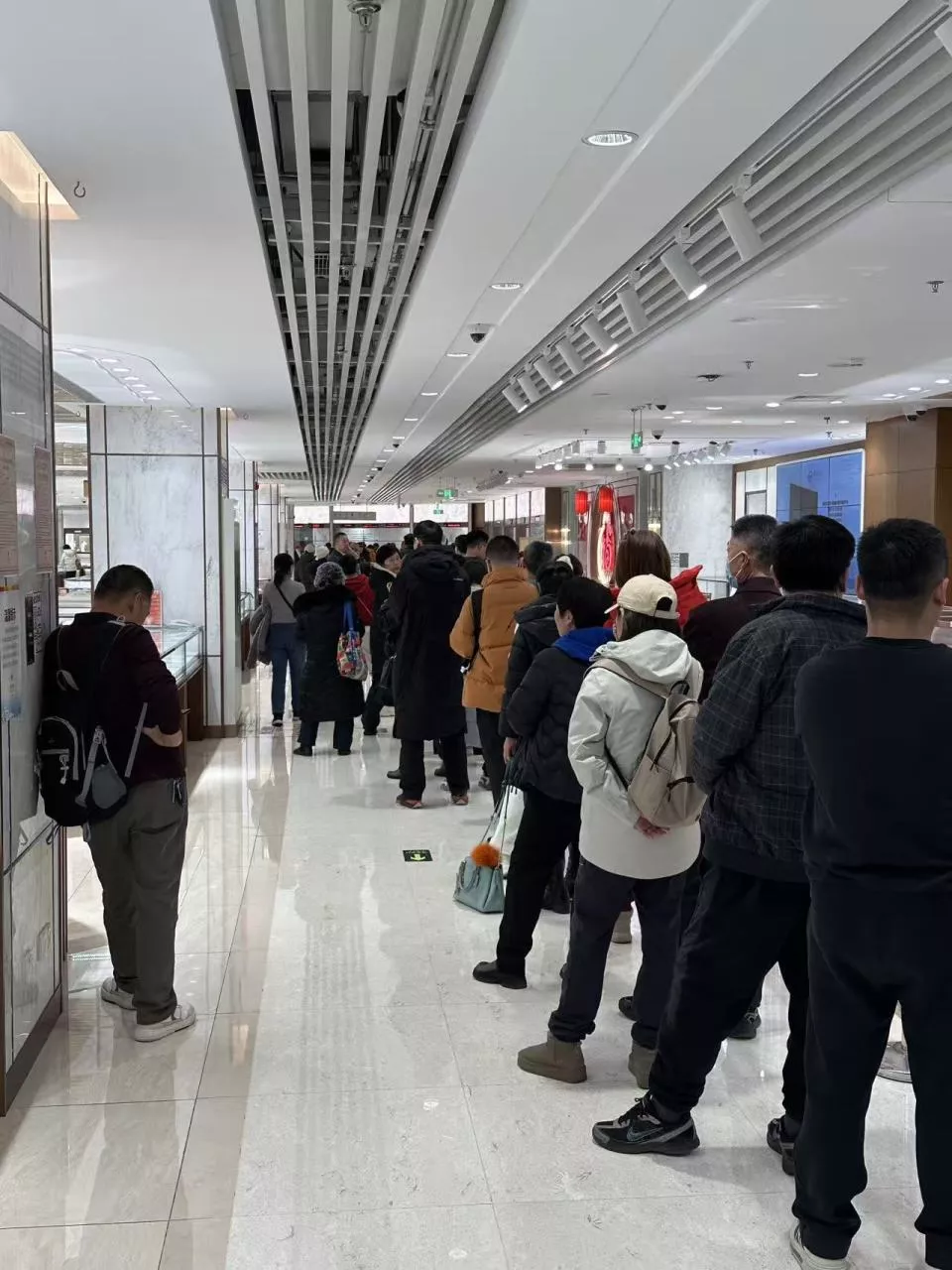 黄金巨震：回购窗口排起百米 有人连续三天买金条