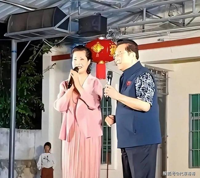 李双江近况：小县城奔波接商演 身边还有轮椅