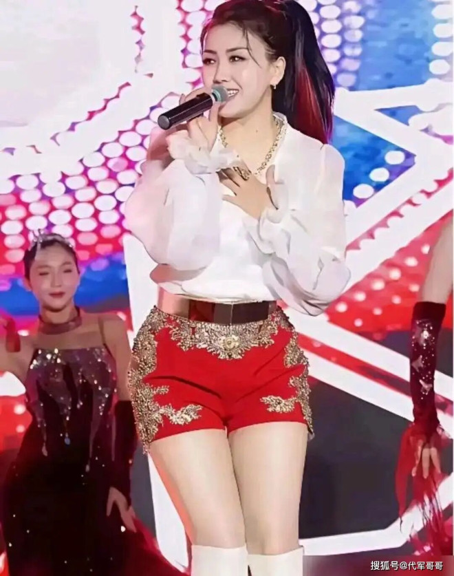 47岁王蓉近况曝光 县城商演每小时2万
